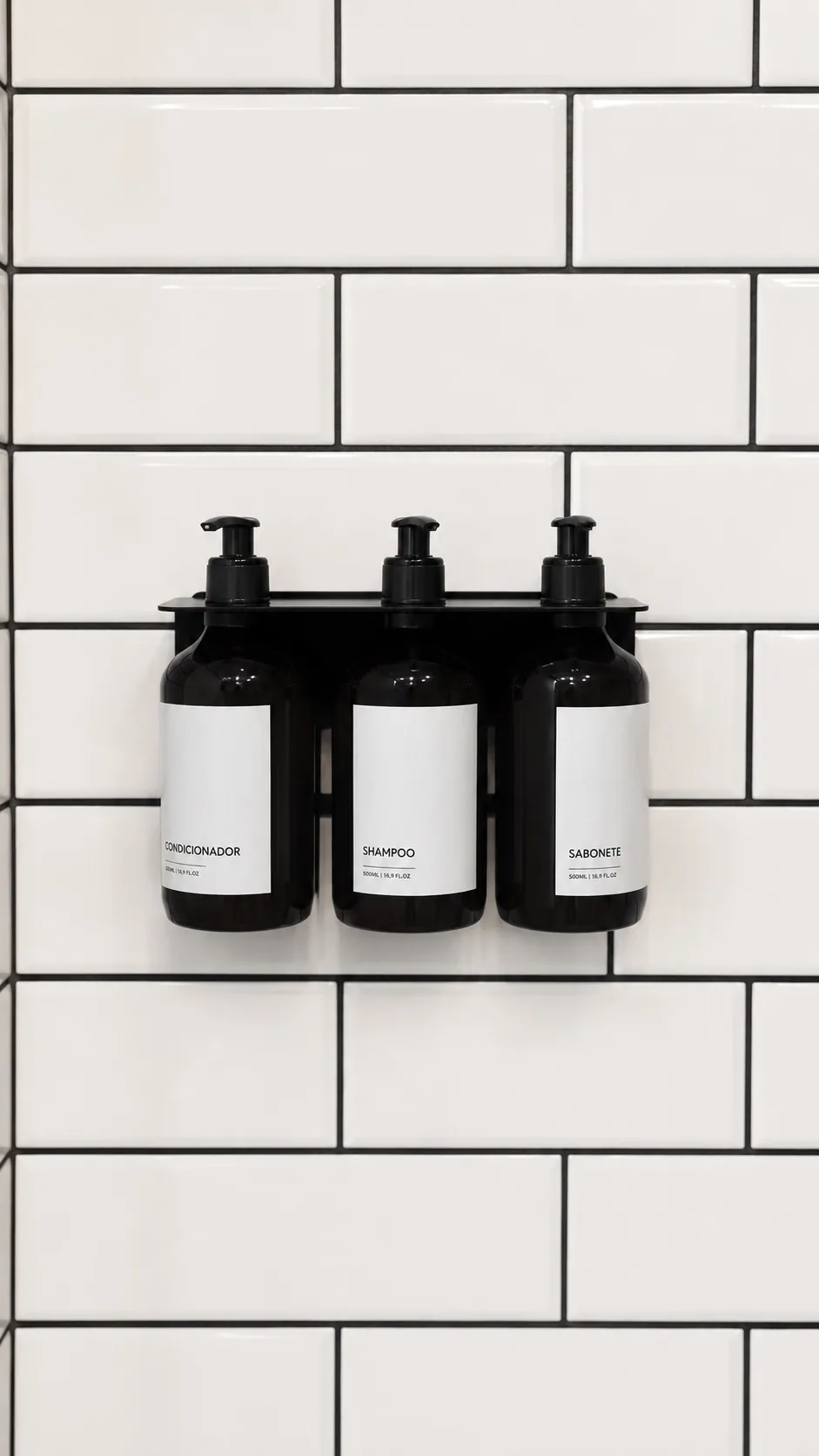 Amenities do vestiário da Kuadra: shampoo, condicionador e sabonete