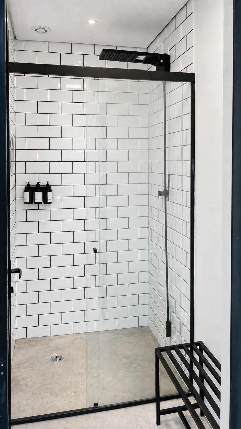 Vestiário da Kuadra com chuveiro e acabamento preto